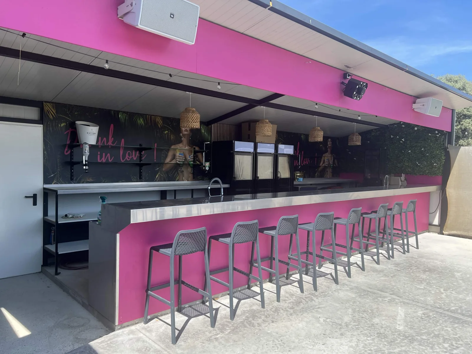 Bar extérieur rose du Diamant ouvert sur la terrasse
