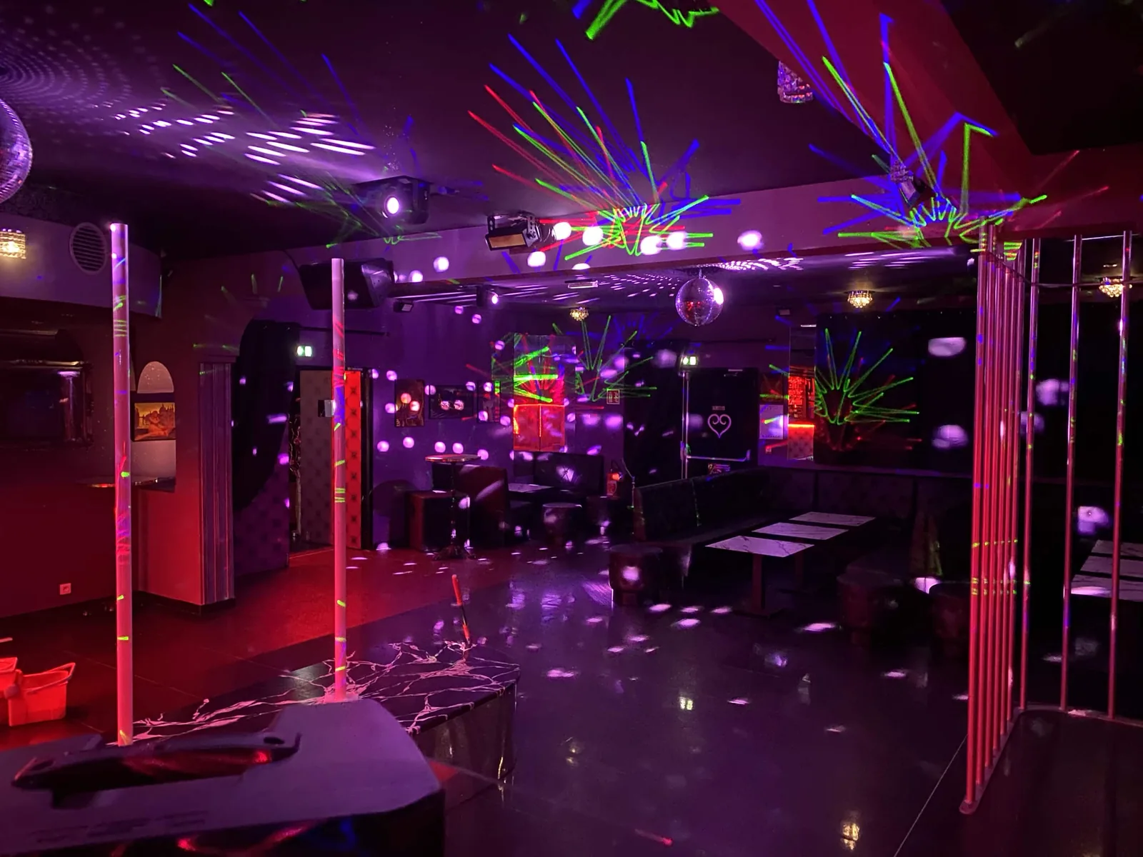 Piste du Diamant éclairée de rose et de projections colorées