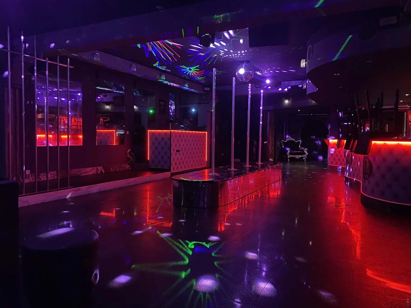 Piste de danse du Diamant sous les lumières multicolores