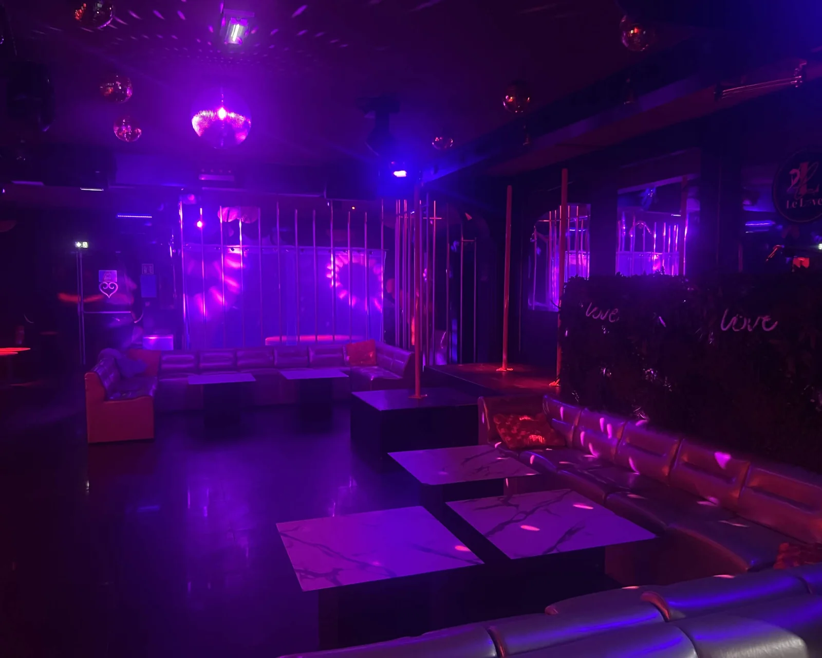Salon principal du Diamant sous les lumières violettes
